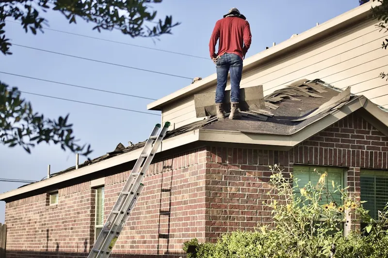 Professional roofer working on a residential roof in Campo Bello